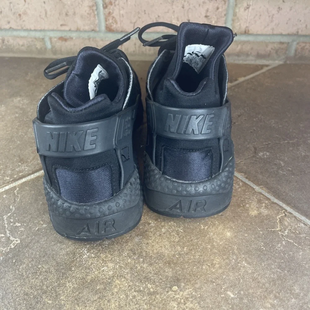 Black Nike Women's Athletic Sneakers - Classic All-Black Design - Picture 4 of 9